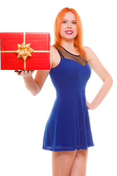 Chica sosteniendo caja de regalo — Foto de Stock