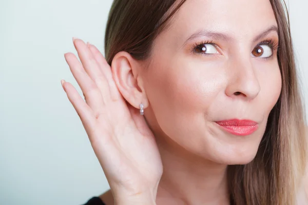 Mädchen belauscht mit der Hand am Ohr — Stockfoto