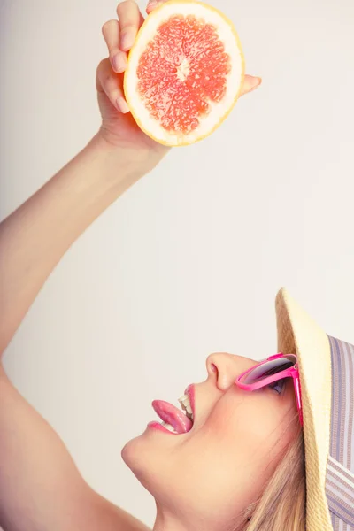 Girl holding grapefruit drinking — ストック写真