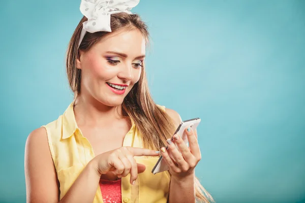 Retro pin-up girl texting. — Stockfoto