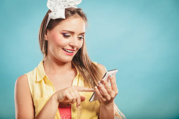 Retro pin up girl texting. — Stock Photo, Image