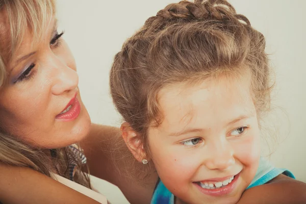 Mother and little girl kid in studio. — Stock Photo, Image