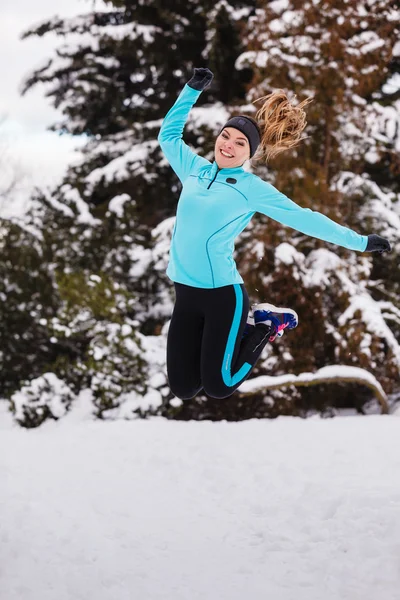 Atleta menina pulando — Fotografia de Stock