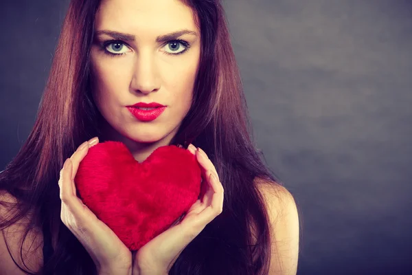 Kvinna anläggning röd hjärta — Stockfoto