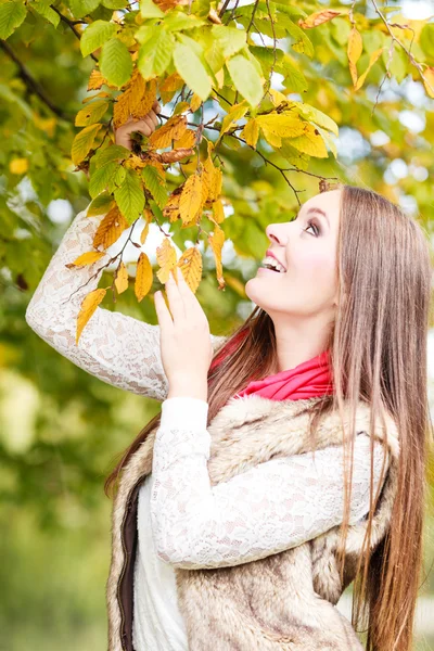 Mujer relajante parque otoñal . —  Fotos de Stock