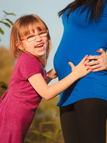Donna incinta con sua figlia nel parco all'aperto — Foto Stock