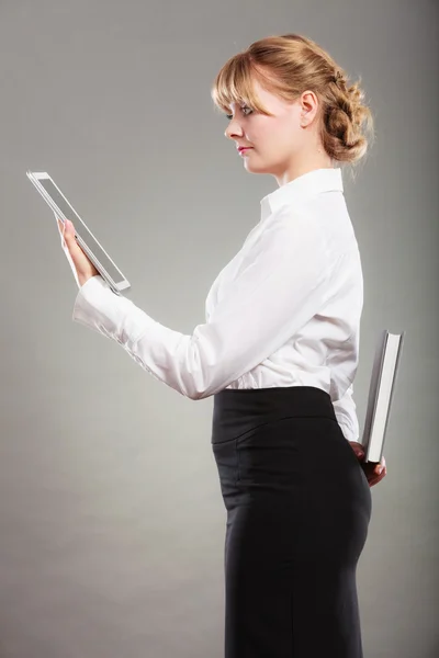 Mujer aprendiendo con lector de libros electrónicos —  Fotos de Stock