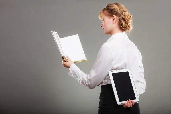 Donna che impara con libro — Foto Stock