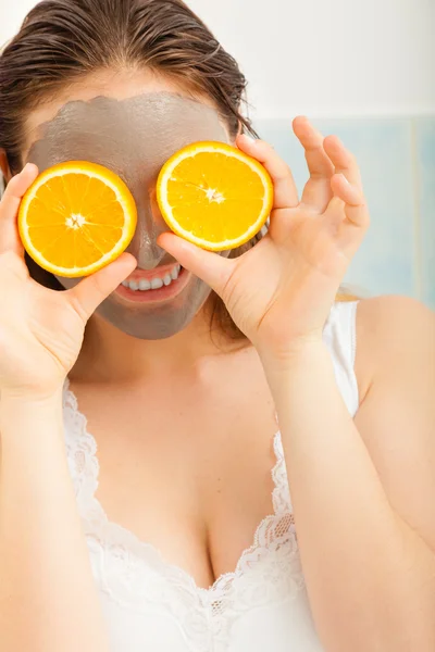 Frau mit Orangenscheiben — Stockfoto