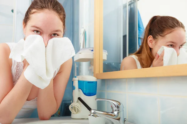 Mujer lavándose la cara — Foto de Stock