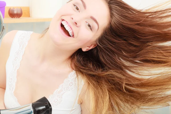 Mulher secando o cabelo no banheiro — Fotografia de Stock