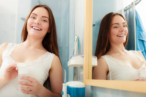 Mujer quitando maquillaje — Foto de Stock