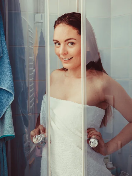 Woman showering in shower cabin — Stock Photo, Image