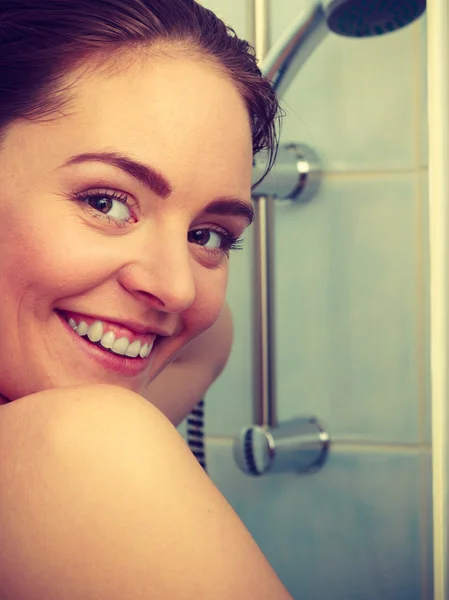 Menina tomando banho na cabine do chuveiro — Fotografia de Stock