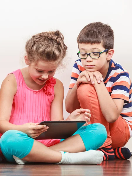 Kinder spielen am Tablet. — Stockfoto