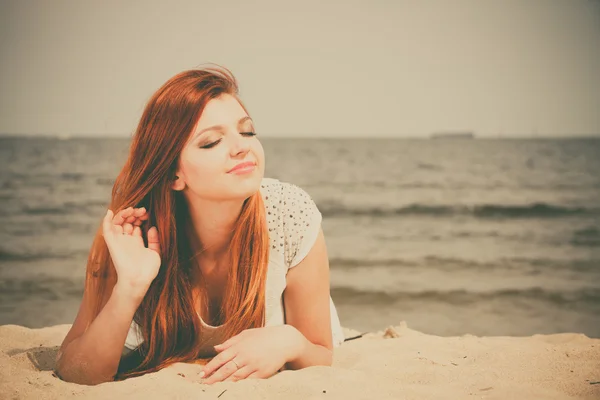 Rood haar meisje outdoor op het strand — Stockfoto