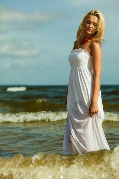 Menina loira bonita na praia, verão — Fotografia de Stock