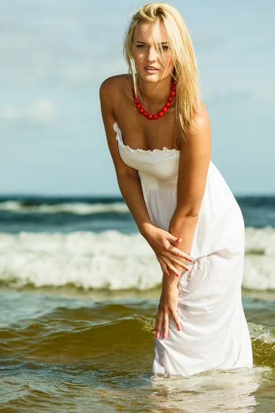 Mooi blond meisje op het strand, zomer — Stockfoto