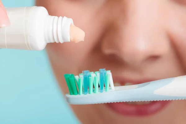 Woman holding toothbrush — Stock Photo, Image