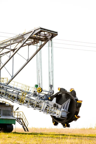 Una mina de carbón a cielo abierto. excavadora de rueda de cubo . — Foto de Stock