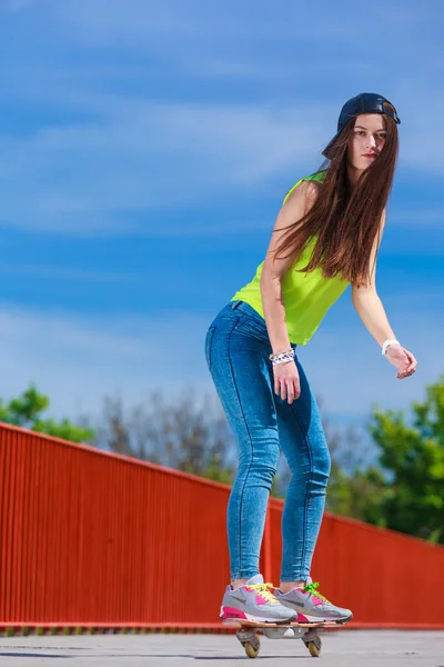 Meisje schaatser paardrijden skateboard — Stockfoto