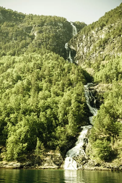 Schöner Wasserfall in norwegischen Fjorden — Stockfoto