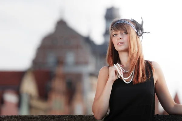 Klappmädchen im Stil der 1920er Jahre stehen auf der Straße — Stockfoto