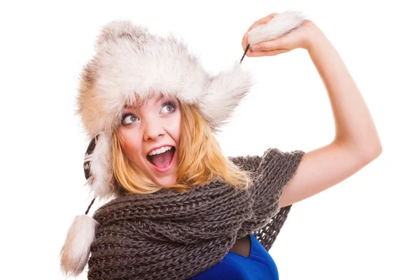 Γυναίκα με καπέλο γούνα διασκεδάζοντας — Φωτογραφία Αρχείου