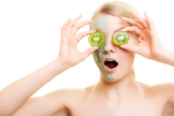 Vrouw in klei masker — Stockfoto