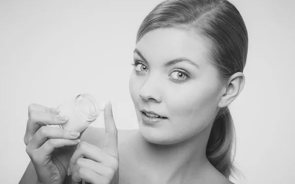 Woman applying cream — Stock Photo, Image