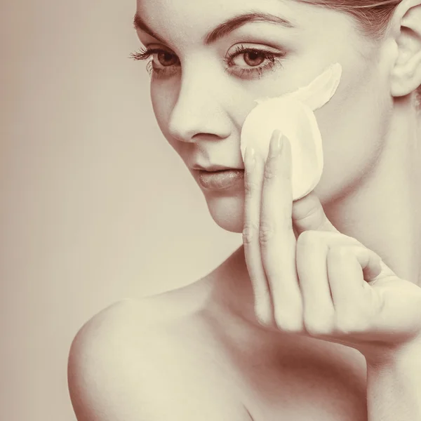 Mujer quitando maquillaje —  Fotos de Stock