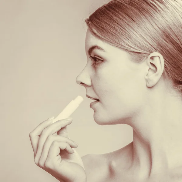 Vrouw zetten Lippen balsem. — Stockfoto