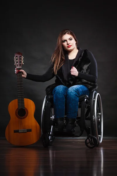 Femme fille invalide en fauteuil roulant avec guitare — Photo