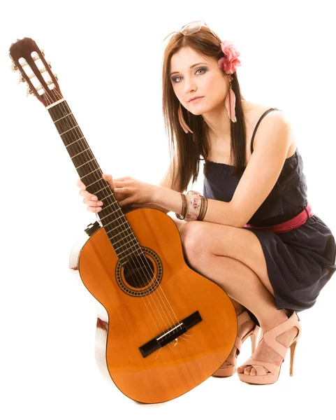 Amante da música, menina de verão com guitarra isolada — Fotografia de Stock