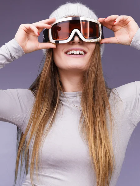 Mujer usando googles de esquí — Foto de Stock