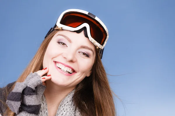 Skidåkare bära ski googles leende — Stockfoto