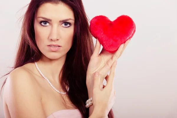 Vrouw met symbool van de liefde — Stockfoto