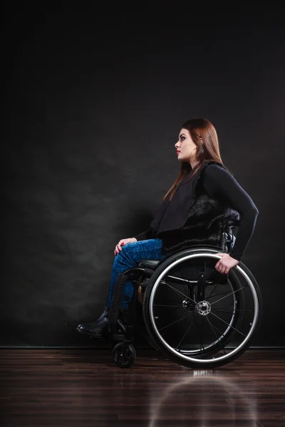 坐在轮椅上的伤心女人 — 图库照片