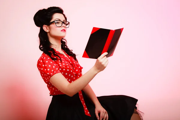 Retro. Pinup menina em óculos livro de leitura — Fotografia de Stock