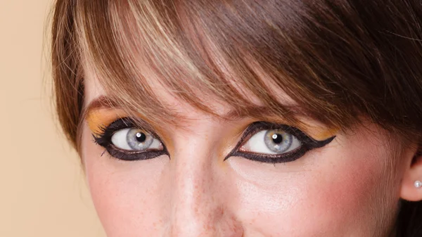 Глаза ориентированной девушки с макияжем — стоковое фото