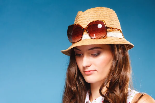 Mädchen in Sommerkleidung Strohhut und Sonnenbrille — Stockfoto