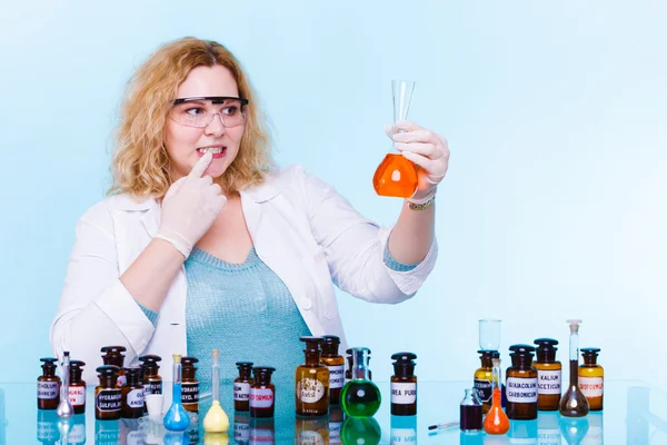 Femme étudiant en chimie avec fiole de test de verrerie. — Photo