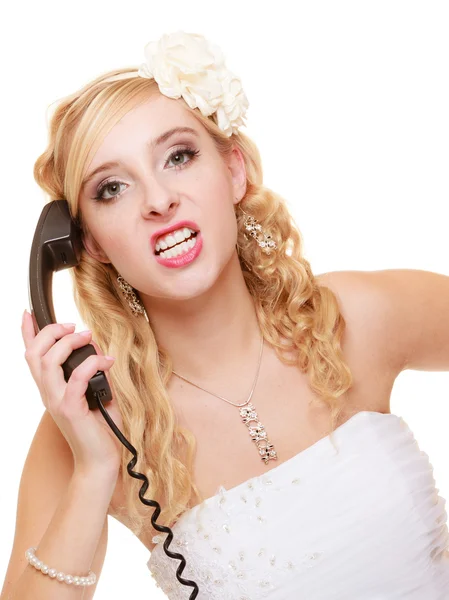 Свадьба. Злая женщина яростная невеста разговаривает по телефону — стоковое фото