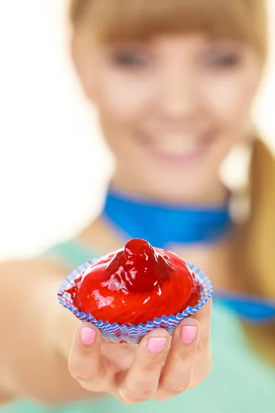 Femme ruban à mesurer sur le cou tient cupcake — Photo