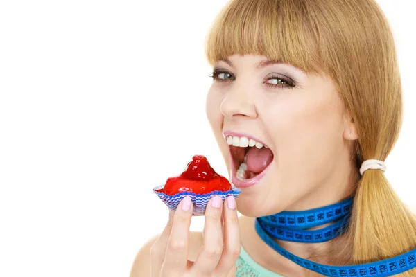Γυναίκα κατέχει cupcake προσπαθεί να αντισταθεί στον πειρασμό — Φωτογραφία Αρχείου