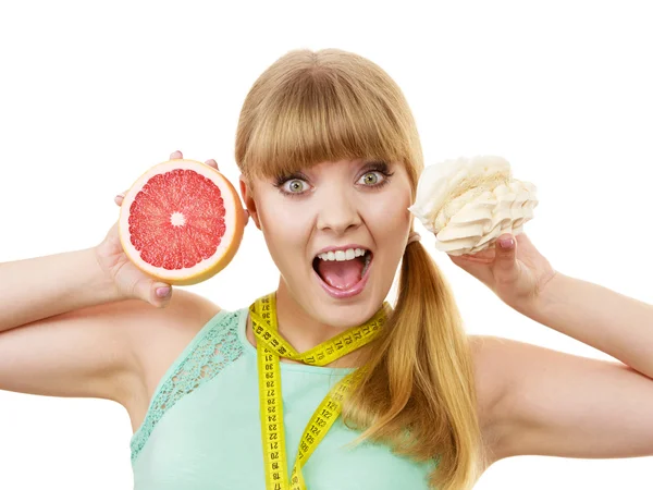 Mulher escolhendo frutas ou bolo fazer escolha dietética — Fotografia de Stock