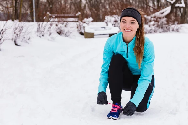 Femme fitness sport modèle extérieur par temps froid d'hiver — Photo