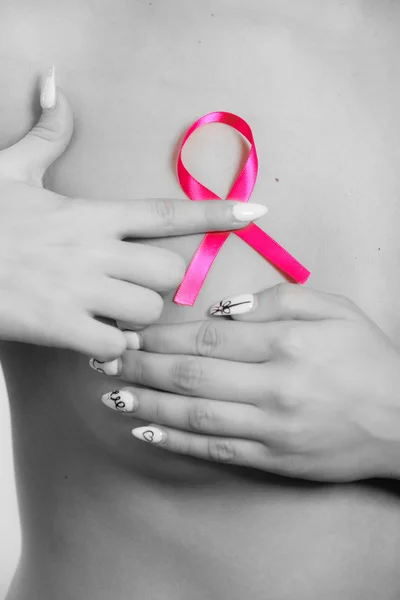 Гола жінка зі стрічкою обізнаності про рак молочної залози — стокове фото