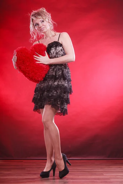 Olgun kadın kucaklama büyük kırmızı kalp — Stok fotoğraf