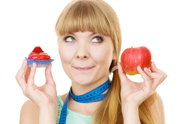 Mulher escolhendo frutas ou bolo fazer escolha dietética — Fotografia de Stock